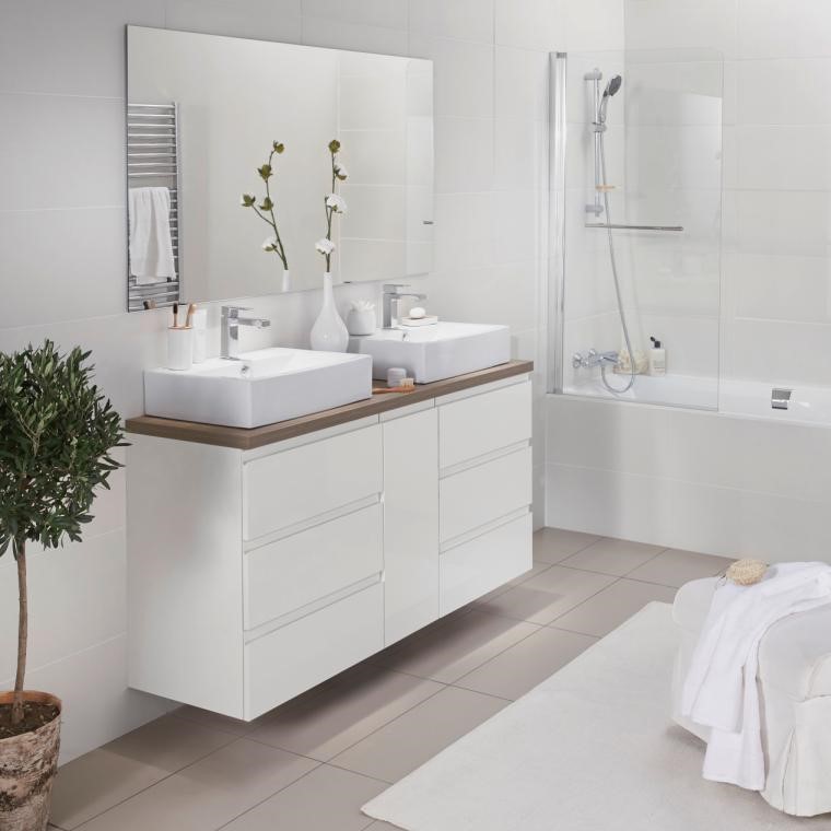Salle de bain style épuré avec baignoire