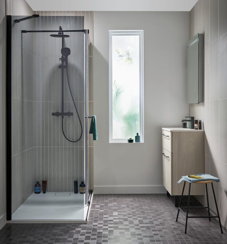 Salle de bains lumineuse avec douche à l'italienne