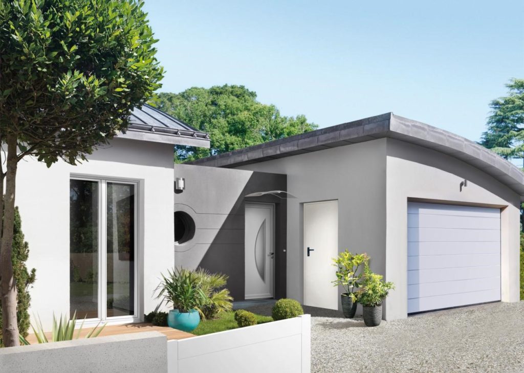 Porte de garage standard blanche d'une maison moderne