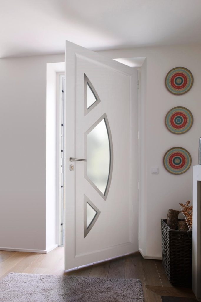 Porte d'entrée entrouverte en PVC blanc