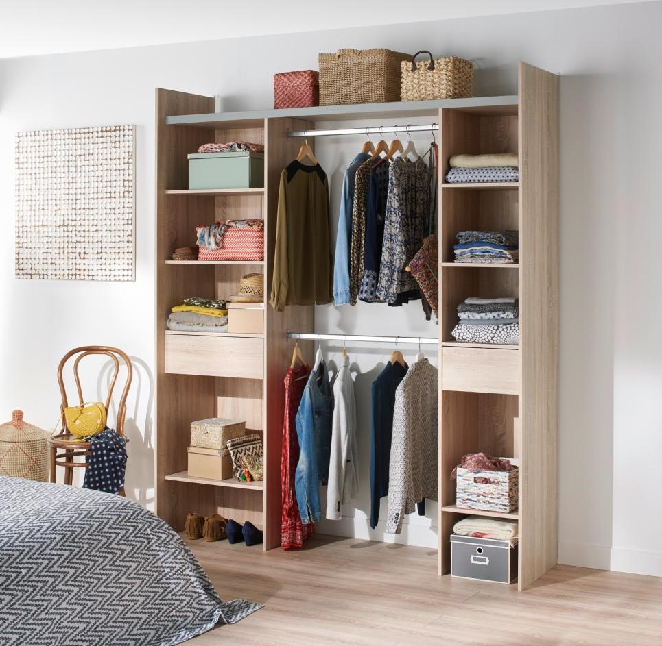 Chambre d'adulte avec dressing ouvert
