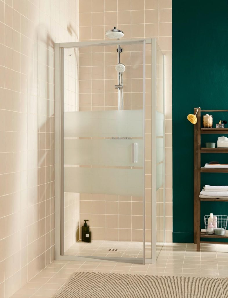 carrelage de sol et mural beige dans salle de bain