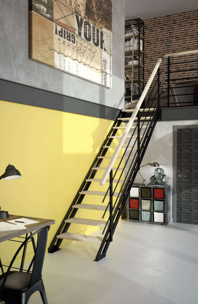 escalier en bois et rampe avec armature en metal dans un salon