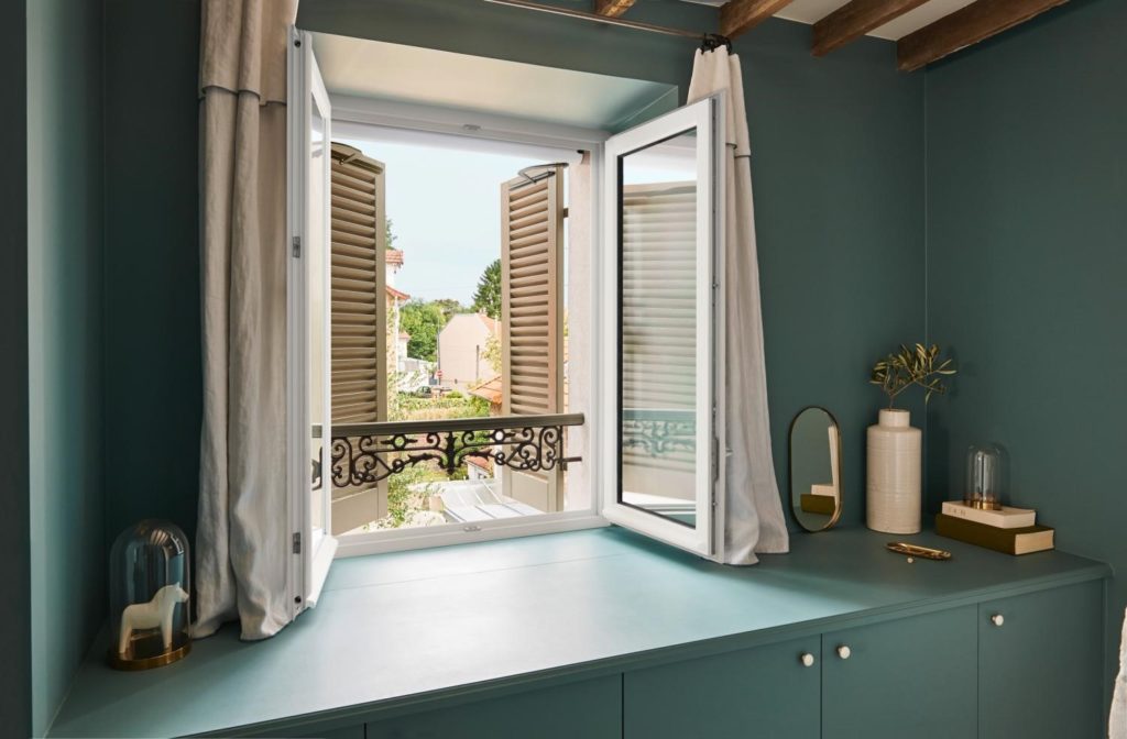 fenetre de chambre ouverte avec volets marrons