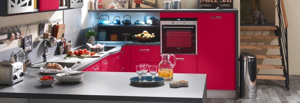 meuble de cuisine monté rouge avec plan de travail gris
