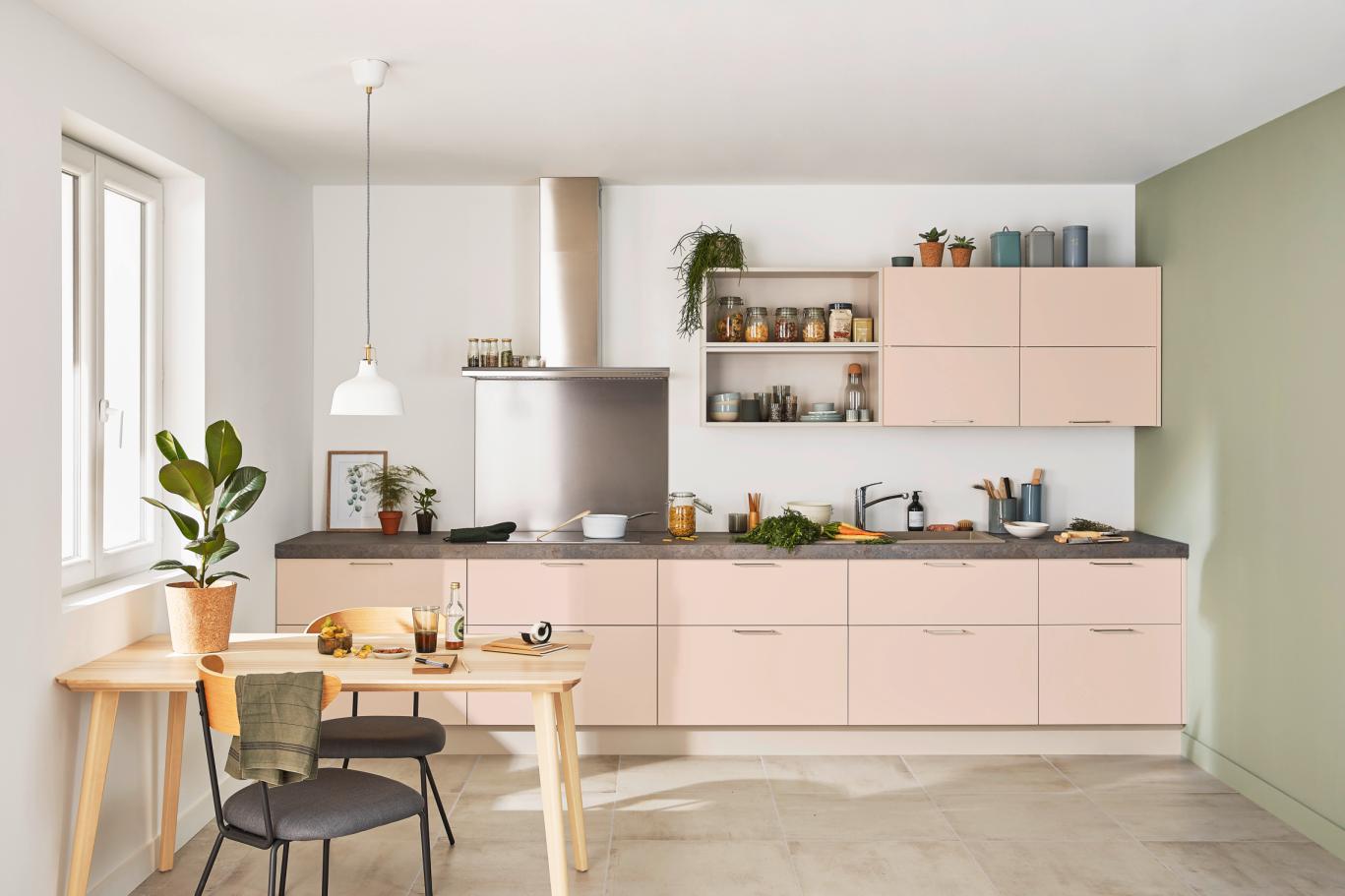 Cuisine en I aux tons rose pâle