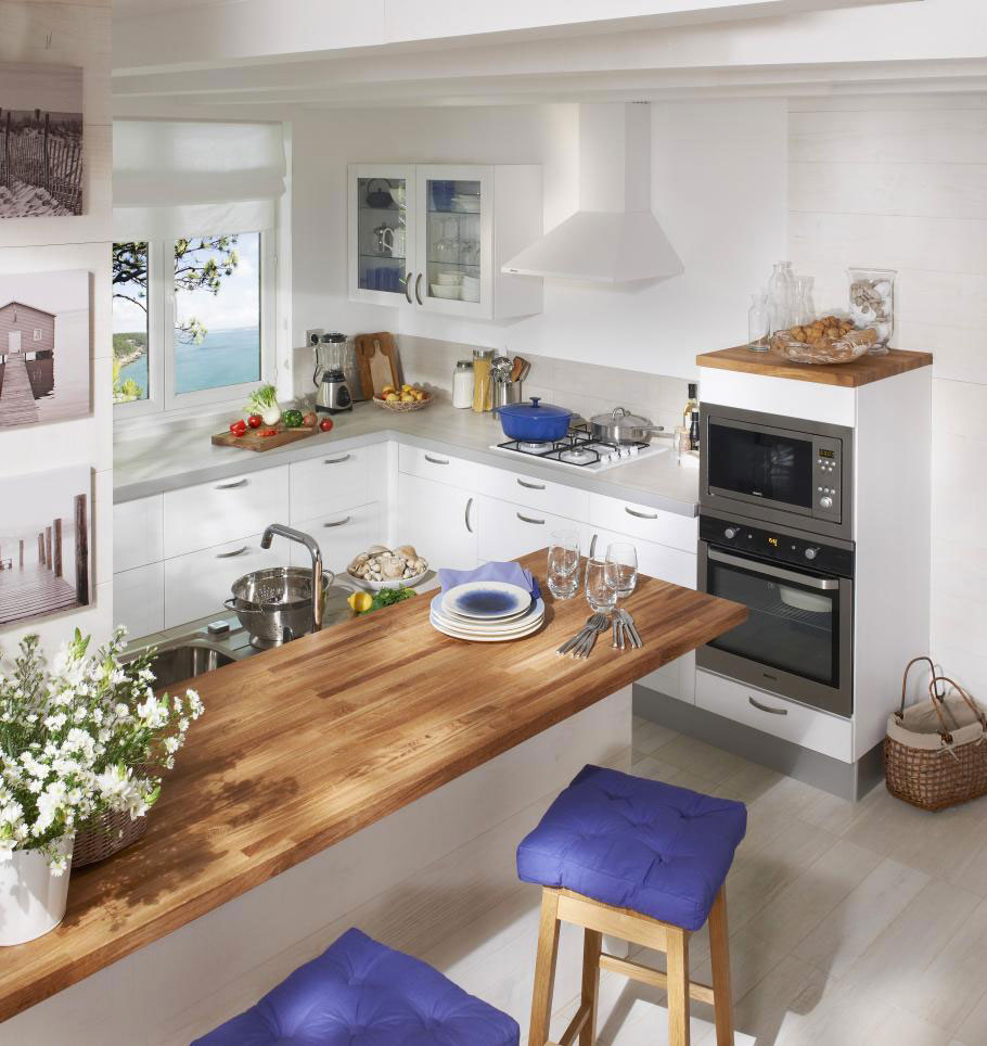 plan de travail en bois dans une cuisine blanche