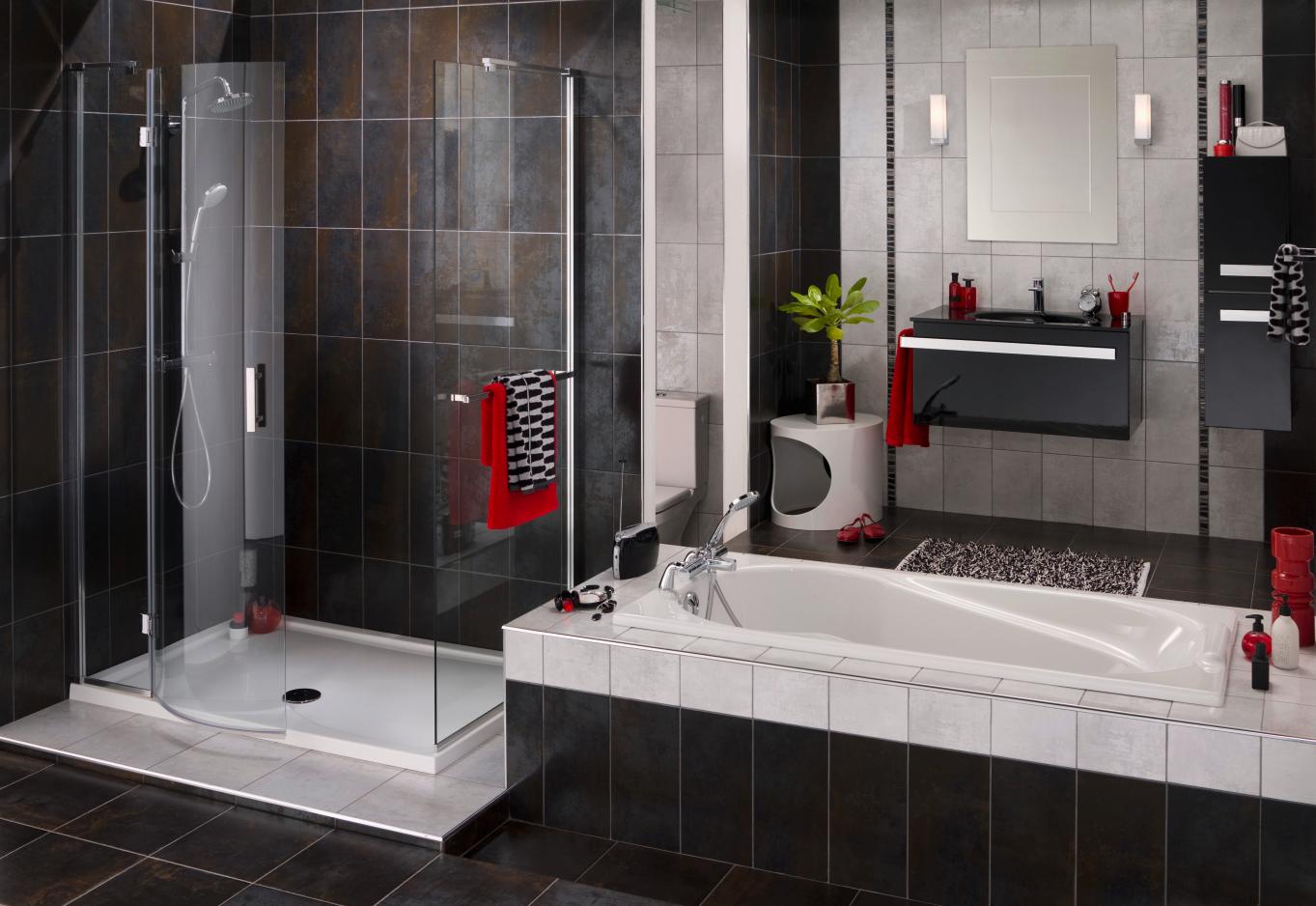 Salle de bains avec douche à l'italienne et baignoire